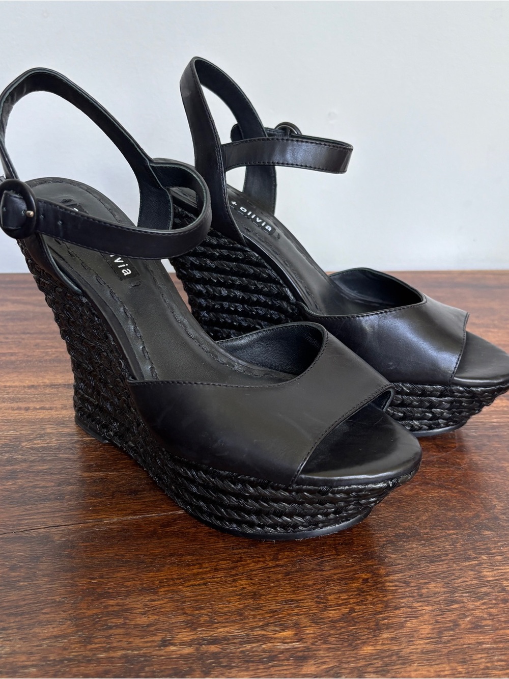 NWOB Alice + Olivia Black Platform Wedges. Size 8 ( Designer Size EU 38.5)